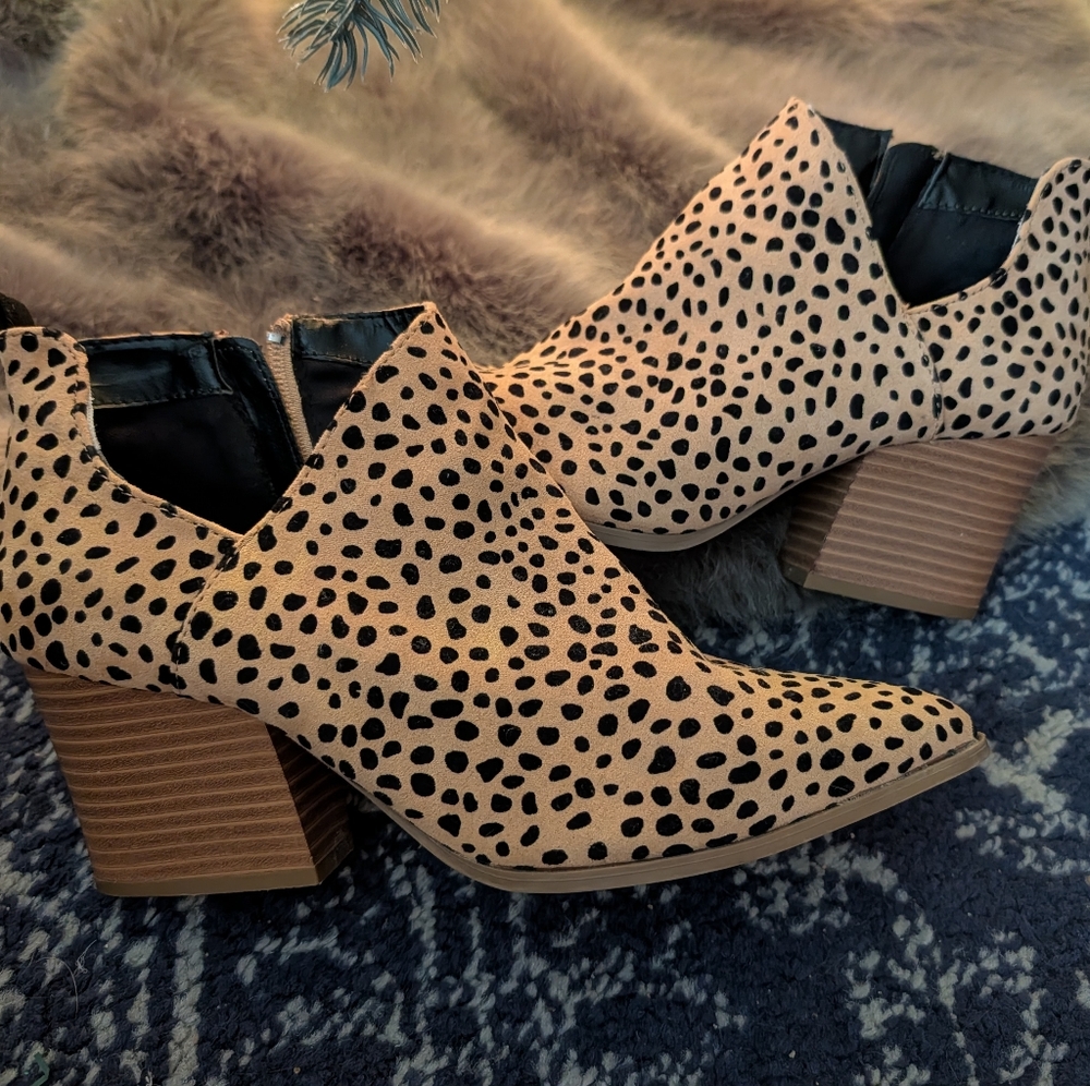Qupid Nava V-cutout ankle zipper booties Leopard
